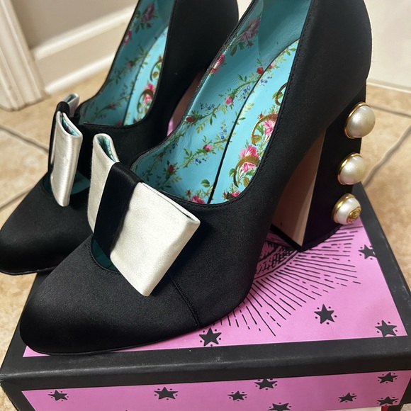 GUCCI Black Silk Satin Pearl Studded Luna Bow Accent
Pump Block Heels - Picture 9 of 12